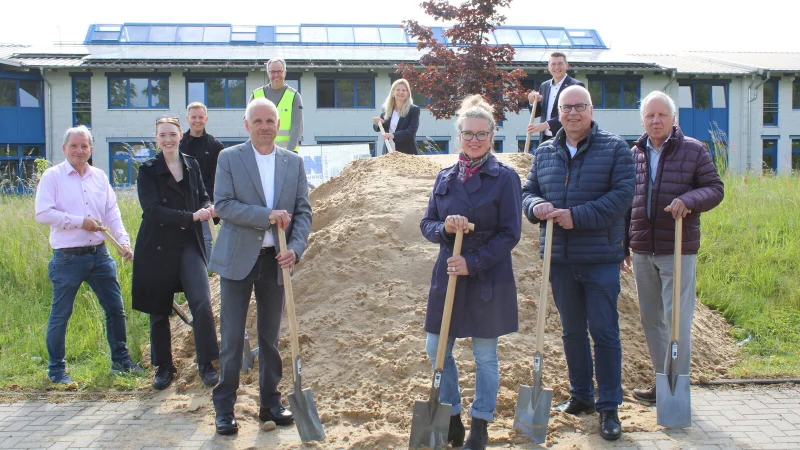Der ehemalige Schulleiter der Gymnasiums Dr. Peter Pahmeyer (hintere Reihe von links), Architekt Jens Schr&ouml;er von der EPU Gruppe, J&ouml;rn St&ouml;ckmann vom Bauunternehmen K&ouml;gel und Nunne, die stellvertretende Schulleiterin Bianca Schimmel, Daniel Nunne vom Bauunternehmen K&ouml;gel und Nunne sowie (vorne, von links) Architektin Verena L&uuml;tkemeyer von der EPU Gruppe, der B&uuml;rgermeister der Stadt Horn-Bad Meinberg Heinz-Dieter Kr&uuml;ger, Schulleiterin Anja Vothknecht, der Vorsitzende des Schulausschusses Ralf Le&szlig;mann und der Vorsitzende Manfred Robrecht vom Bauauschuss der Stadt Horn-Bad Meinberg beim Spatenstich. - &copy; Kyrill von Matuschka