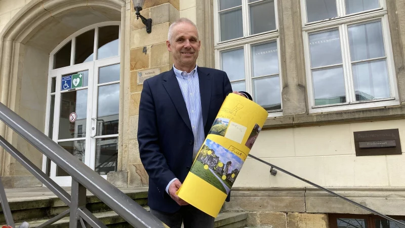 B&uuml;rgermeister Heinz-Dieter Kr&uuml;ger hat die Bilder mit W&uuml;nschen von Kindergartenkindern f&uuml;r die Stadt aufbewahrt. Am Freitag ist sein letzter Tag im Amt. - &copy; Cordula Gr&ouml;ne