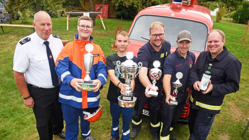 Preisvergabe: Stadtbrandinspektor Joachim Hartfelder (von links) mit Ben Stoffelen (LG Herrentrup), Marius Hank (LG Cappel), Martin Brächtker (LG Cappel), Marvin Söhlke (LG Herrentrup) und Jens Haufeld (LG Eschenbruch). - © Nicole Ellerbrake