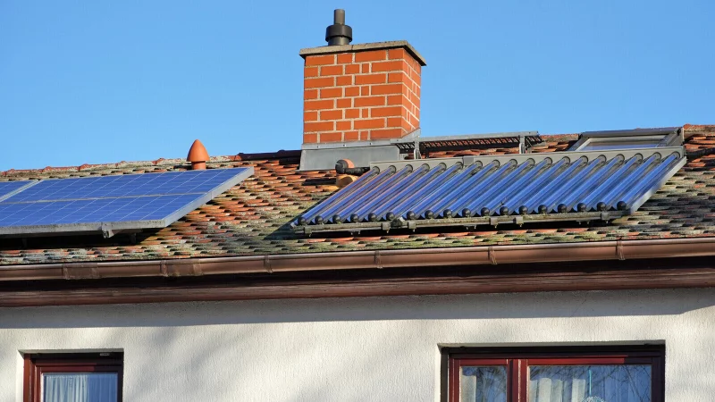 Statt mit Solarpaneelen kann auch eine Solarthermie-Anlage die Solardachpflicht erf&uuml;llen. - &copy; picture alliance / CHROMORANGE