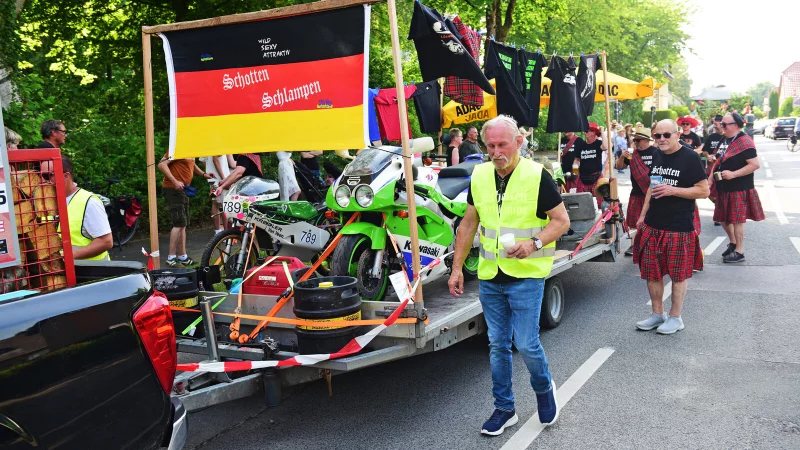 Beim Festumzug in Wüsten machten 21 Gruppen mit. - © Nicole Ellerbrake