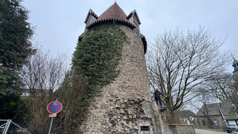 Sabine Mirbach am Katzenturm an der Turmstra&szlig;e, der um 1470 als dreigeschossiger Mauerturm erbaut wurde, hatte im Laufe seiner Geschichte mehrere Funktionen, unter anderem als Wachturm und als Kerker. - &copy; Sven Kienscherf