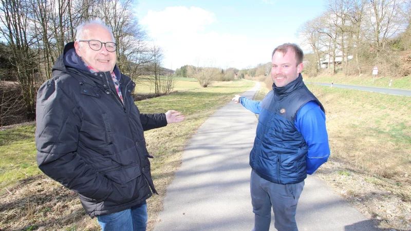 Vom Rastplatz Ilsetal Richtung Niederntalle parallel zur Taller Straße sollen an diesem Weg auf der linken Seite Bäume gepflanzt werden können. Das ist die Idee von Dieter Hartwig, Vorsitzender der Dorfgemeinschaft Talle (links), und seinem Stellvertreter Tobias Nolte. Doch Straßen NRW will Baumpflanzungen unter Verweis auf die geplante Renaturierung verhindern. - © Archivfoto: Jens Rademacher