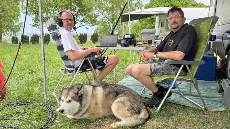 Die Funker Jan Bretthauer und Christian Nordmann (rechts) mit Ausrüstung und Hund auf dem Windberg in Wüsten. - © Sven Kienscherf