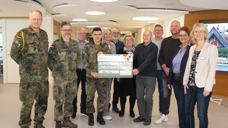 Freuen sich über die Spendenübergabe: Achim Oertel (von links, Oberstabsfeldwebel KpFw 1./PzGrenBtl 212), Oliver Mann (Oberstabsfeldwebel und Leiter des Familienbetreuungszentrums), Rainer Grote (Kleiner Kreis), Markus Schuchardt (Major und Kommandeur 1./212), Bettina Grote (Kleiner Kreis), Peter Böhm (Kleiner Kreis), Iris Diekmann (Kleiner Kreis), Bodo Diekmann (Kleiner Kreis), Gerd Krumbach (Kleiner Kreis), Oliver Ney (Kleiner Kreis), Sabine Beine (Verwaltungsvorständin beim Kreis Lippe) und Claudia Holzkämper (Fachbereichsleiterin Soziales und Integration beim Kreis Lippe). - © Kreis Lippe