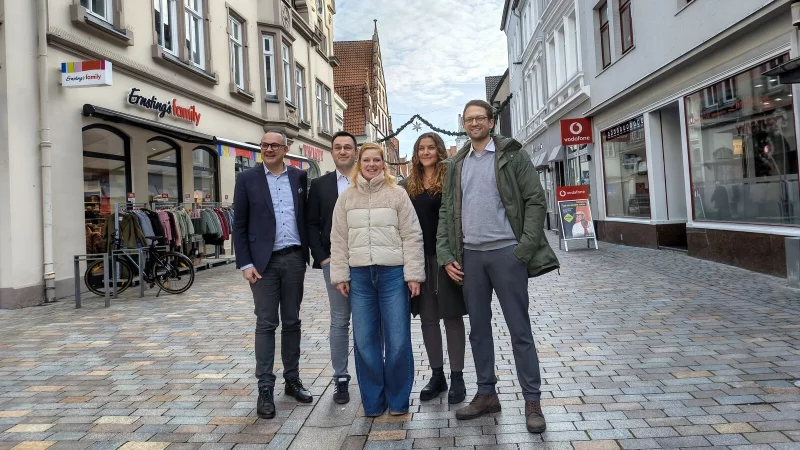 B&uuml;rgermeister Markus Baier (von links), Wirtschaftsf&ouml;rderer Tobias Vietz, Leiterin der Stadtplanung Berit Weber, Kristina Driedger von der Stadtplanung und Gesch&auml;ftsbereichsleiter Karl Wessel wollen die Innenstadt neu denken. - &copy; Vasco Stemmer