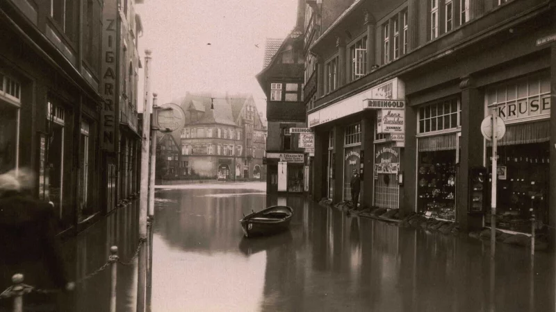 Eine massive Flut wie diese im Jahr 1931 soll Bad Salzuflen m&ouml;glichst nicht mehr erleben. Damals wurde unter anderem die Altstadt (hier schwimmt ein Boot in der Steege) massiv unter Wasser gesetzt. - &copy; Stadtarchiv Bad Salzuflen