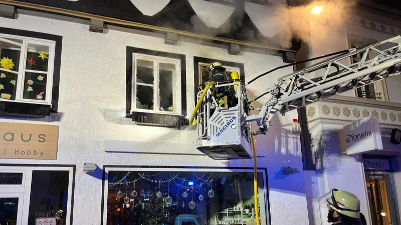 Die Lemgoer Feuerwehr bek&auml;mpft einen Brand in der Mittelstra&szlig;e. - &copy; Freiwillige Feuerwehr Lemgo