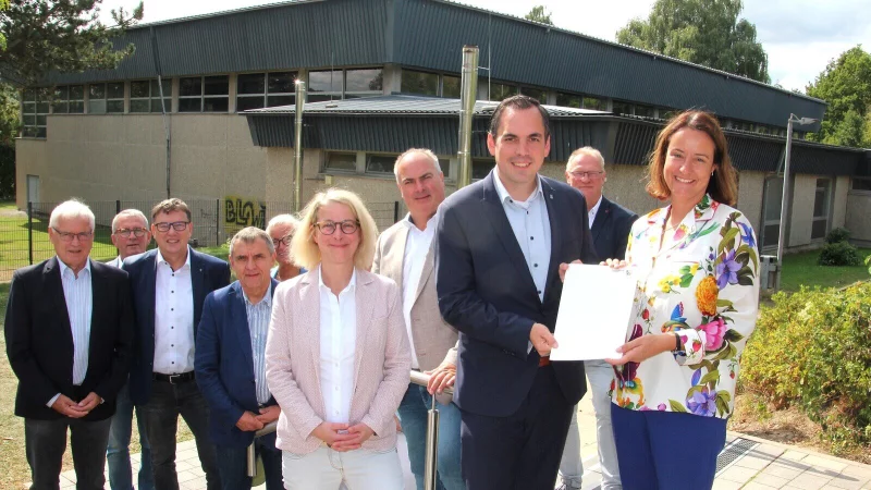 Regierungspr&auml;sidentin Anna Katharina B&ouml;lling &uuml;berreicht B&uuml;rgermeister Torben Blome den F&ouml;rderbescheid. Mit dabei: Schulleiterin Brigitta Wulf sowie Spitzen aus Politik und Verwaltung. - &copy; Juliane Lehmann