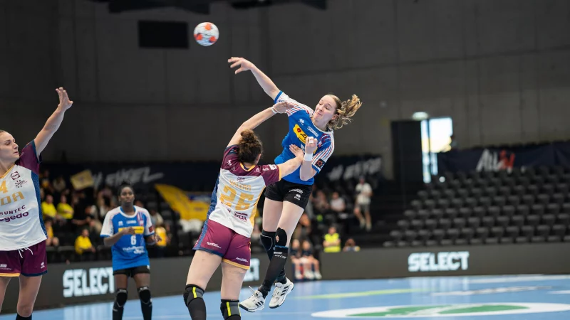 Nieke Kühne (HSG Blomberg-Lippe) im Torwurf beim Spiel um Platz drei gegen Dijon. - © Timon Peters