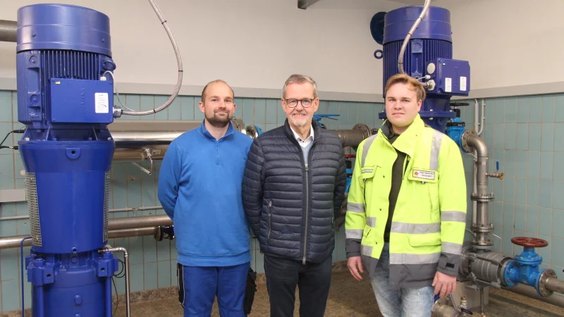 Fabio Baron (von links), Harald Vetter und Lennart Heidemann stehen im Betriebsgeb&auml;ude der Wasserquelle in Hillentrup. - &copy; Nadine Uphoff