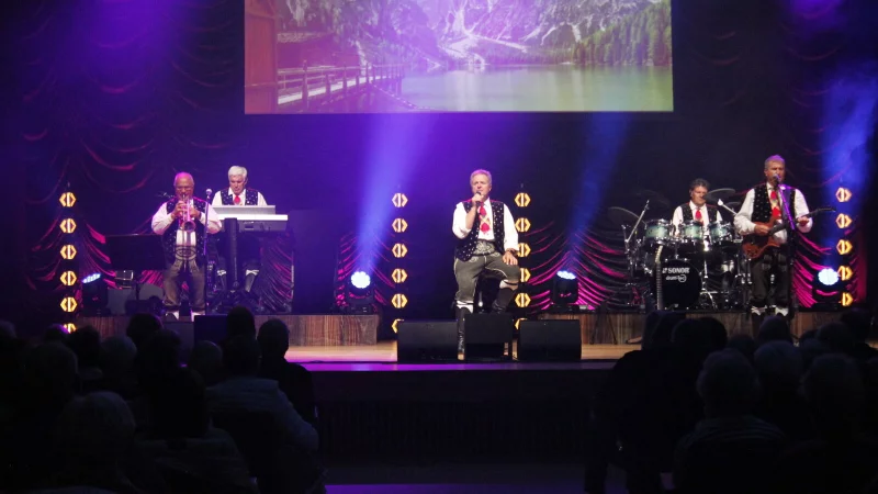 Volle Reihen, gute Stimmung: Die Kastelruther Spatzen sorgten in der Konzerthalle f&uuml;r ein grandioses Konzerterlebnis vor fast ausverkauftem Haus. - &copy; Juliana Szabo