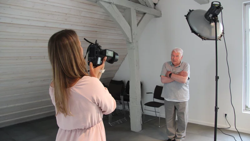 Nadine Marga-Fahrenkamp fotografiert Ernst Sprick im Lemgoer Smart-Wood-Center f&uuml;r die Krebs-Ausstellung. - &copy; Nadine Uphoff