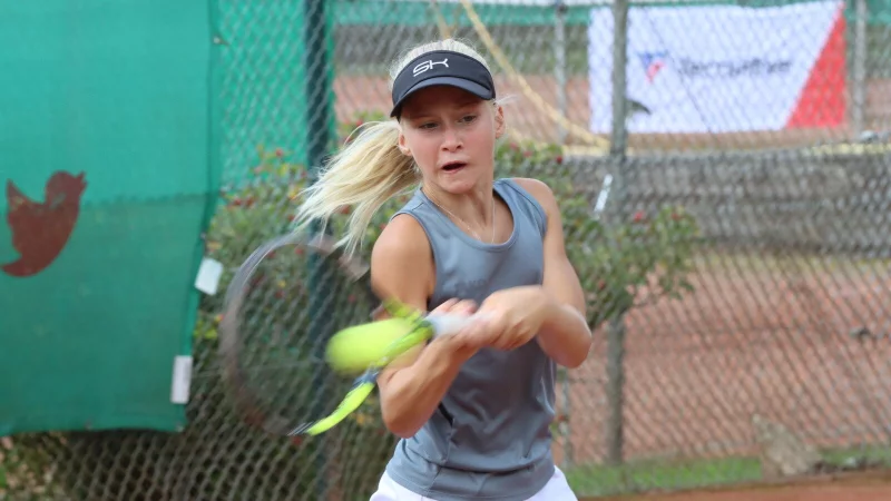 Mila Baden aus Lage zieht voll durch. Die Zw&ouml;lfj&auml;hrige rang ihre Gegnerin zum Auftakt im Champions-Tiebreak nieder. - &copy; Sebastian Lucas
