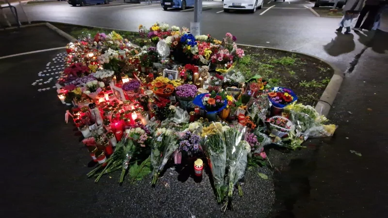 Nach der T&ouml;tung eines jungen Mannes in Brake liegen Blumen und Kerzen an einer Gedenkstelle. - &copy; Archivfoto: Nadine Uphoff