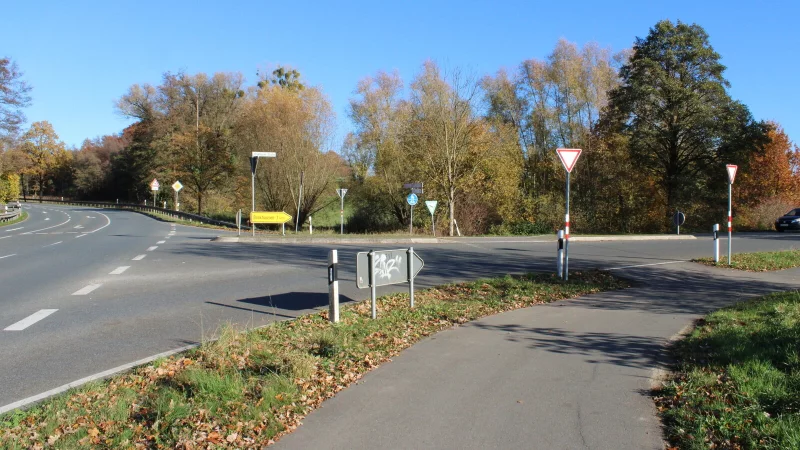 Die ge&auml;nderte Vorfahrtsregelung an der Kreuzung Brokhausener Stra&szlig;e/Lemgoer Stra&szlig;e f&uuml;hrt h&auml;ufig zu Verwirrung bei Verkehrsteilnehmern. - &copy; Raffael Giebel