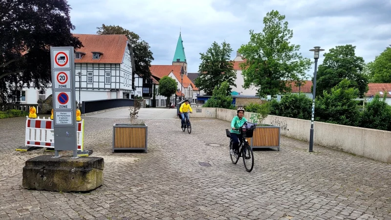 Noch stehen die Blumenkübel am Langenbrücker Tor nach Ansicht des ADFC etwas im Wege. Doch die Stadt hat sie bereits weiter auseinandergerückt und den Naturstein samt Schild mittiger gestellt. - © Katrin Kantelberg