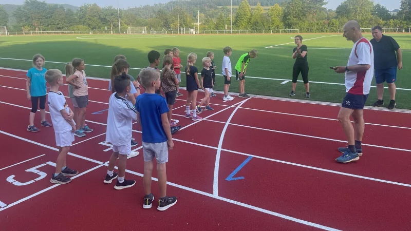 Kinder und Jugendliche trainieren flei&szlig;ig f&uuml;r ihr Sportabzeichen. - &copy; SOS-Kinderdorf-Lippe