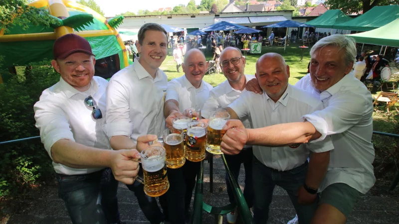 Die Organisatoren des Familientags (von links) Lutz Gronemeyer (Chef 1. Kompanie), Sebastian Boer (Chef 2. Kompanie), Oliver Fietz (Chef 4. Kompanie), Raphael Peters (Spieß 2. Kompanie), Thorsten Kerkhoff (Spieß 3. Kompanie) und Udo Grothklags (Chef 3. Kompanie) stoßen auf eine gelungene Veranstaltung an. Fotos: Schützengesellschaft Oerlinghausen - © Oerlinghauser Schützengesellschaft