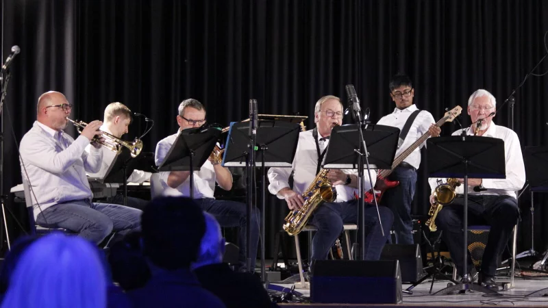 Den krönenden Abschluss der diesjährigen „Technikum Music Night“ bot die Band „La(r)ge Sound“, die mit einem musikalischen Feuerwerk bekannten Hits wie Nenas „Irgendwie, Irgendwo, Irgendwann“ ihre ganz eigene Note verlieh. - © Juliana Szabo