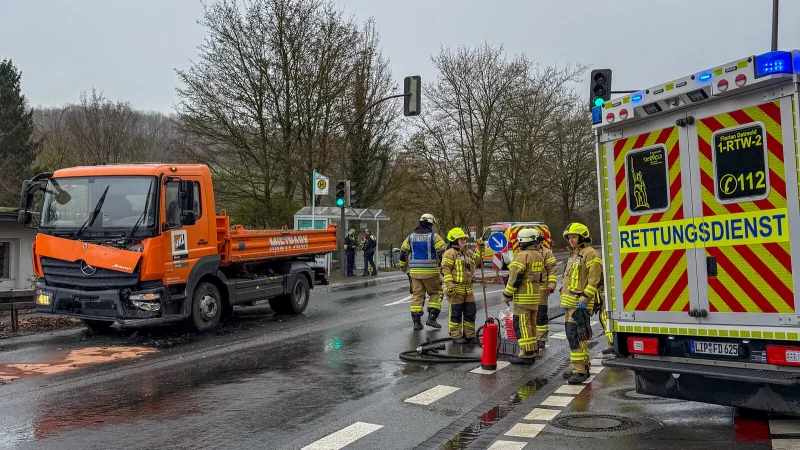 Die Feuerwehrleute nehmen an der Unfallstelle auslaufende Betriebstoffe mithilfe eines Bindemittels auf. - &copy; Feuerwehr Detmold/Marco Schweiger