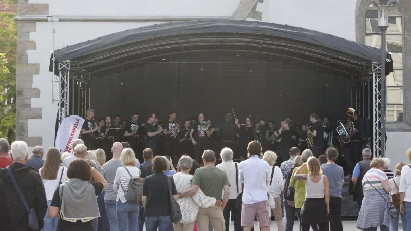 Waren extra aus Berlin angereist: Das Blasorchester Zentralkapelle Berlin machte anl&auml;sslich ihrer OWL you need is love-Tour halt auf dem Detmolder Marktplatz und sorgte mit ihrem Auftritt f&uuml;r reichlich Stimmung. - &copy; Juliana Szabo