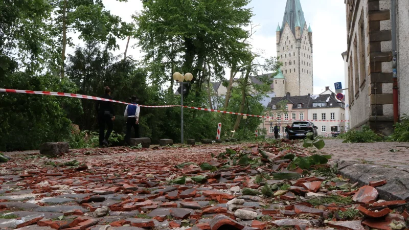 Eine Spur der Verwüstung: 2022 tobte ein Tornado durch Paderborn und fegte in der Michaelstraße die Ziegel vom Dach. - © Holger Kosbab
