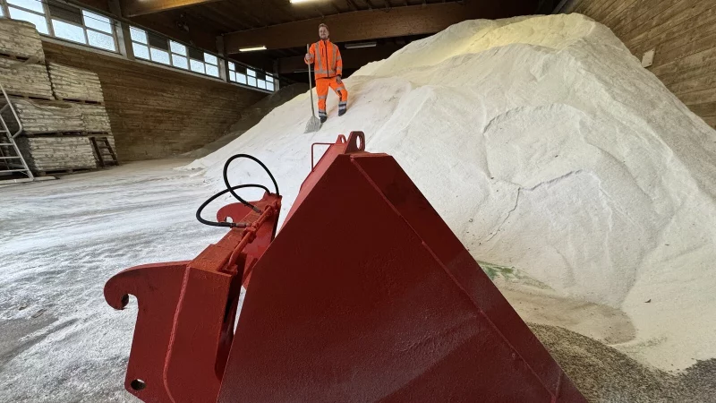 Leon Pape vom Baubetriebshof steht auf dem Salzberg in einer Lagerhalle in Holzhausen. - © Sven Kienscherf