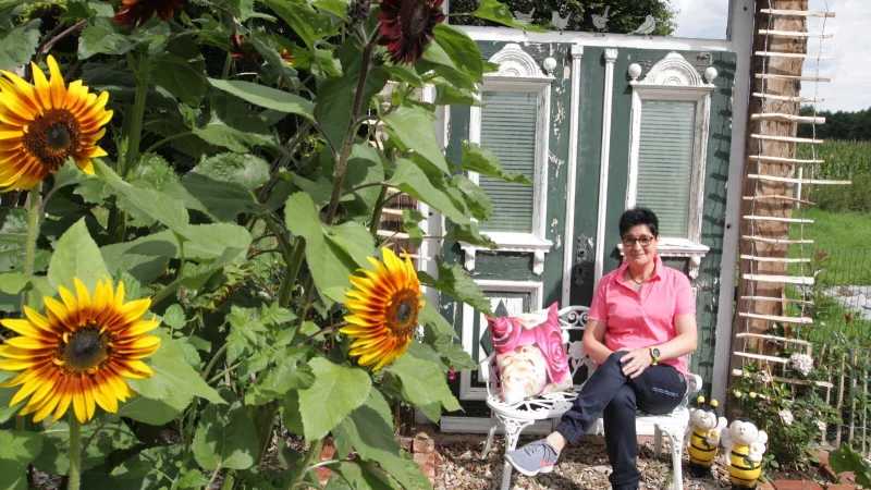 Gerlinde Kersting aus Delbrück hat ihren großen Garten komplett selbst gestaltet und das für wenig Geld. - © Uwe Müller