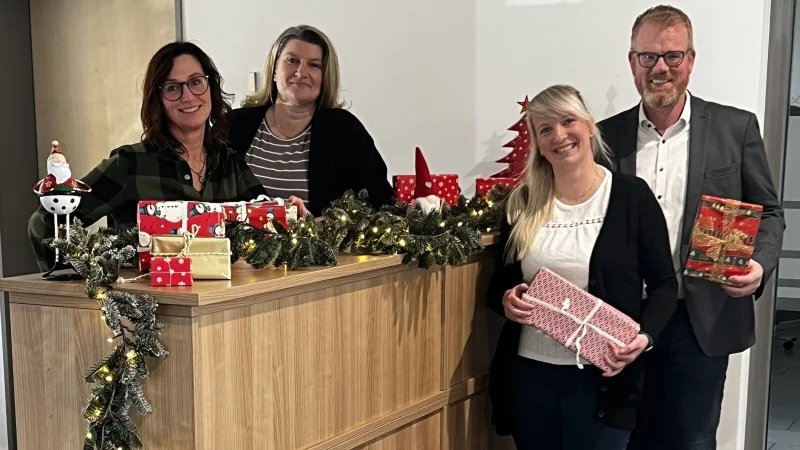 &Uuml;ber die Weihnachtswunsch-Aktion freuen sich Initiatorin Dominique Maria Hoffmann (von links), Petra Utke, Susanne Reineking und B&uuml;rgermeister Friso Veldink. - &copy; Gemeinde D&ouml;rentrup