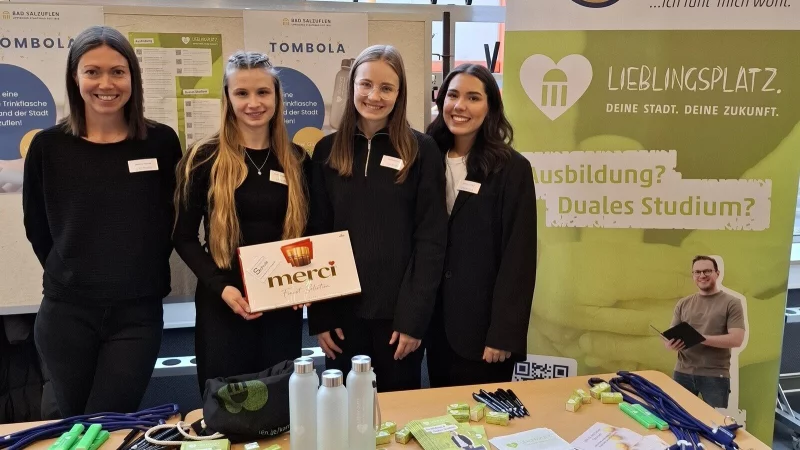 Am Stand der Stadt Bad Salzuflen informierenMitarbeiterinnen &uuml;ber berufliche M&ouml;glichkeiten. - &copy; Stadt Bad Salzuflen