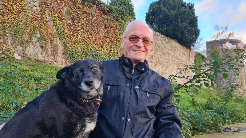 Ausgedehnte Spazierg&auml;nge mit der ungarischen Mischlingsh&uuml;ndin Gy&ouml;ngyi geh&ouml;ren f&uuml;r G&uuml;nther Borchard dazu. Jetzt hat er noch mehr Zeit f&uuml;r sie als in den vergangenen 26 Jahren. - &copy; Marianne Schwarzer