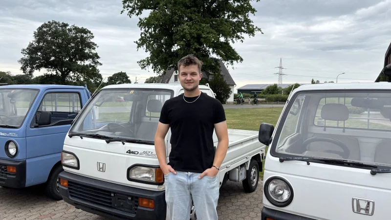 Dominic Brinkmann vor seinen Kei-Trucks. Auf dem Foto gut erkennbar: Die Unterschiede zwischen den in Deutschland zugelassenen eckigen Scheinwerfern und dem runden Original aus Japan. - &copy; Zo&eacute; Zacharias
