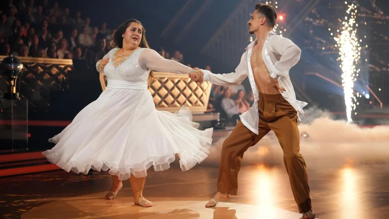 Die Bielefelderin "Selfiesandra" und Zsolt Sándor Cseke tanzen bei den "Magic Moments" einen Freestyle. - © Foto: RTL / Stefan Gregorowius
