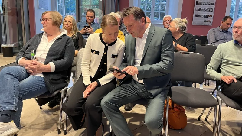 Frank Hilker und seine Gattin verfolgen die Schnellmeldungen auf dem Handy. - &copy; Jana Beckmann