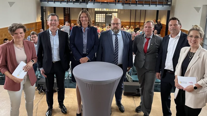 LZ-Redakteurin Janet König (links) und Radio-Lippe-Moderatorin Judith Brentrup (rechts) fühlten den Detmolder Bürgermeister-Kandidaten (von links) Dr. Elmar Thyzel (FDP), Dr. Marika Thiersch (CDU), Viktor Hübner (AfD), Nadine Anita Eschen (Die Partei) und Frank Hilker (SPD) auf den Zahn. - © Jana Beckmann