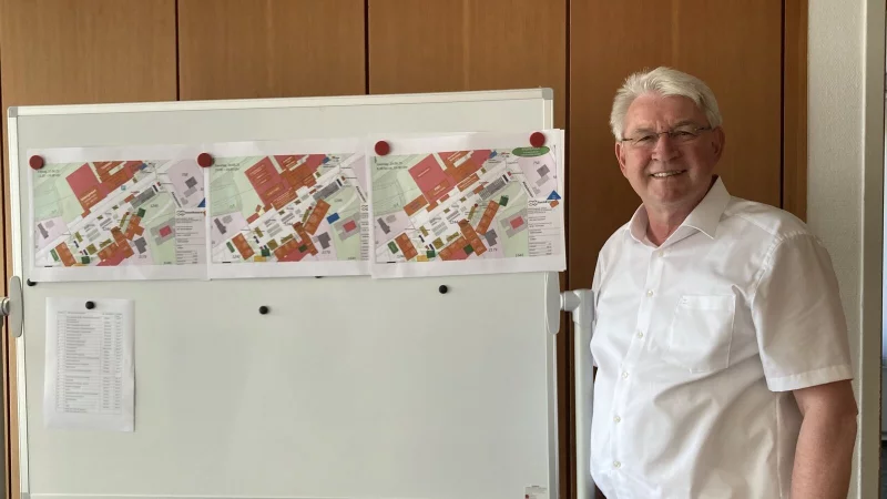 Bürgermeister Thomas Katzer hat die Pläne für das Festgelände mit den Veranstaltungen für drei Tage fest im Blick. - © Cordula Gröne