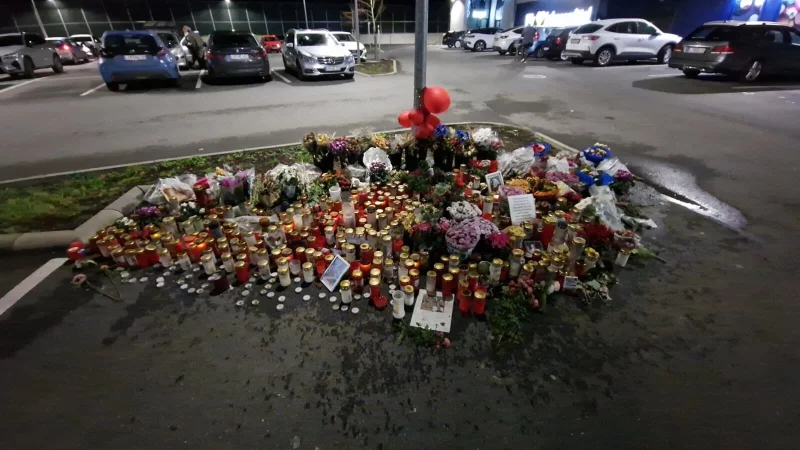 Die Gedenkstelle f&uuml;r den get&ouml;teten 16-J&auml;hrigen ist einen Monat nach der Tat abger&auml;umt worden. Vorher war der Parkplatz mit Blumen und Bildern geschm&uuml;ckt. - &copy; Nadine Uphoff