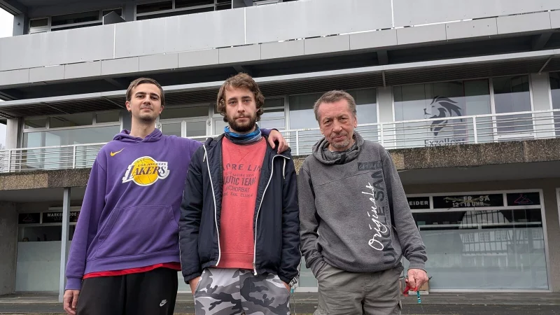 Sitzen mal wieder im Kalten: die Mieter Florian Redecker (Mitte), Florian N. (links) und J&uuml;rgen Waltersdorff vor dem Mehrparteienhaus am Dreierkrugplatz. Aktuell sind dort rund 20 der 40 Einheiten bewohnt. - &copy; Annika Langhagel