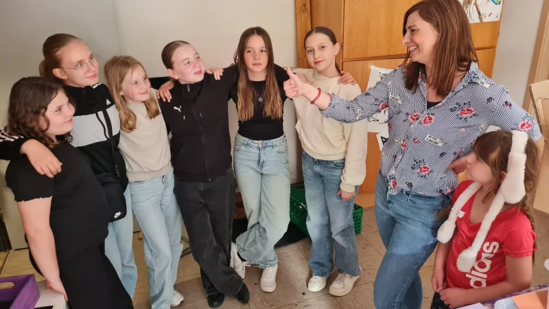 Sie geh&ouml;ren zu den S&auml;ulen des Jugendtreffs: Kathrin Dangers Sch&uuml;tzlinge f&uuml;hlen sich auch ein Jahr nach der Wiederer&ouml;ffnung im Keller des katholischen Gemeindehauses offensichtlich sauwohl: (von links) Joline, Kim, Mia, Loredana, Paulina, Selina und Amiliy haben sichtlich Spa&szlig; und m&ouml;gen die Leiterin sehr. - &copy; Marianne Schwarzer