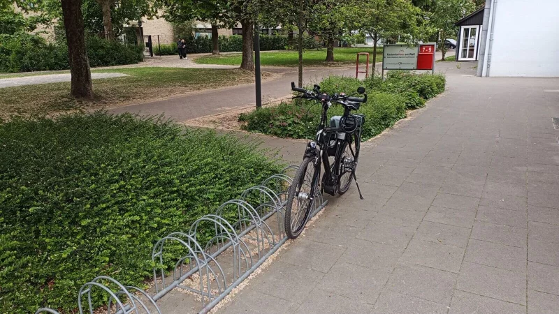 Antiquierte Fahrradständer vor dem Kastanienhaus - nicht nur für E-Bikes laut ADFC völlig unbrauchbar. - © Bildrechte: Werner Kloppmann/ADFC Lippe