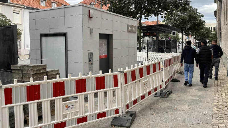 Der neue WC-Container im Rosental fällt vielen Passanten bereits ins Auge. - © Jana Beckmann