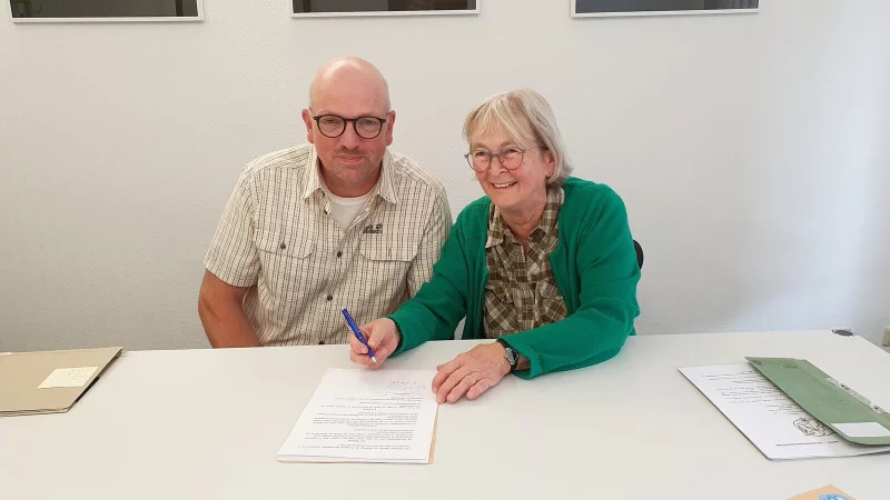 Dirk Sprute und Sabine Vogt vom Kirchenvorstand unterschreiben den Vertrag. - &copy; Ev. Kirchengemeinde Horn