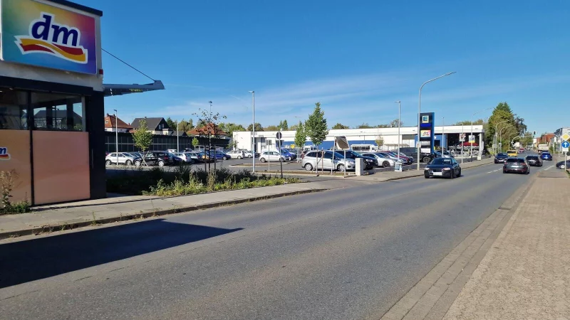 Von der Lemgoer Straße aus dürfen Autofahrer nicht auf den Parkplatz von "dm" und Edeka fahren. - © Archivfoto: Nadine Uphoff