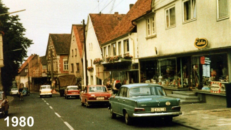 Belebtes Zentrum: In der Bösingfelder Mittelstraße reiht sich auf Höhe des Marktplatzes im Jahr 1980 ein Geschäft ans andere. - © Sammlung Hans Böhm