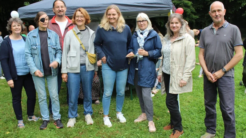Martina Kriemann-Heinze (AWO Stadtteiltreff, v.links), Bettina Meier,
Dirk Bensel, Johanna Schlotthauer, Juliane Ga&szlig;mann und Sigrun D&uuml;e (beide vom Gesch&auml;ftsbereich Jugend und Schule der Stadt Lemgo), Martina Klein und Sven Neese (AWO) freuen sich &uuml;ber das Interesse an der Neugestaltung des Spielplatzes am Biesterberg. - &copy; Alte Hansestadt Lemgo