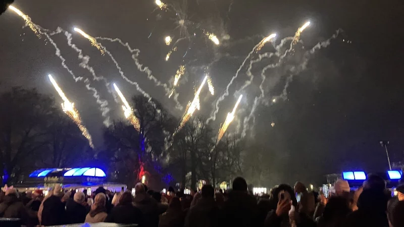&Uuml;ber dem Kurpark wurde zum Jahreswechsel 2025/2026 ein professionelles H&ouml;henfeuerwerk abgebrannt. Dies war gestattet. - &copy; Stadt Bad Salzuflen/Eventmanagement