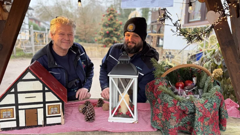 Michael G&uuml;rtler und sein Sohn Felix G&uuml;rtler (von links) wollen mit "Christmas Light" auch anderen Menschen eine Freude machen. - &copy; Sandra Castrup