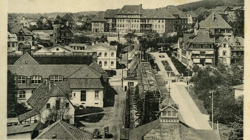 Luftaufnahme der Kinderheilanstalt Bethesda in Bad Salzuflen, die die Anlage in ihrer Gesamtheit mit den umliegenden Geb&auml;uden und Gr&uuml;nfl&auml;chen zeigt. - &copy; Archiv Johanneswerk
