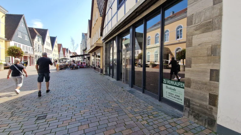 In der Fußgängerzone in Lemgo gibt es etliche Leerstände - wie bei ehemals "Backfactory". Die SPD möchte über eine städtische Entwicklungsgesellschaft noch aktiver eingreifen. - © Nadine Uphoff